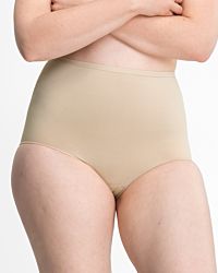 Model trägt High Waist Slip in skin aus der Serie Inshape, Ansicht von vorne.