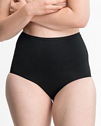 Model trägt High Waist Slip in schwarz aus der Serie Inshape, Ansicht von vorne.