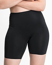 Model trägt Longpant in schwarz aus der Serie Inshape, Ansicht von vorne.