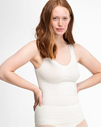 Model trägt BH Hemd gemoldet in elfenbein aus der Serie Inshape, Ansicht von vorne.