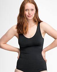 Model trägt BH Hemd gemoldet in schwarz aus der Serie Inshape, Ansicht von vorne.