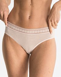 Model trägt Bikinislip in cashew mélé aus der Serie Raphaela, Ansicht von vorne.