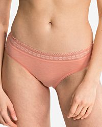 Model trägt Bikinislip in melone mélé aus der Serie Raphaela, Ansicht von vorne.