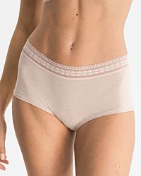 Model trägt Pant in cashew mélé aus der Serie Raphaela, Ansicht von vorne.