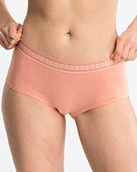 Model trägt Pant in melone mélé aus der Serie Raphaela, Ansicht von vorne.