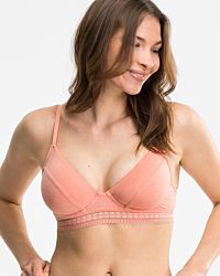 Model trägt Bügel BH in melone mélé aus der Serie Raphaela, Ansicht von vorne.