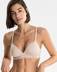 Model trägt Schalen BH Triangle in cashew mélé aus der Serie Raphaela, Ansicht von vorne.