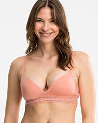 Model trägt Schalen BH Triangle in melone mélé aus der Serie Raphaela, Ansicht von vorne.