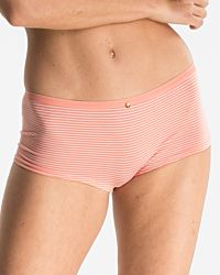 Model trägt Pant in melone / off white aus der Serie Rebecca, Ansicht von vorne.