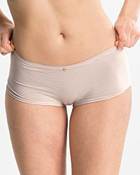 Model trägt Pant in cashew / off white aus der Serie Rebecca, Ansicht von vorne.