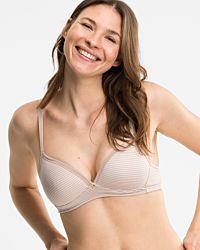 Model trägt Schalen BH Triangle in cashew / off white aus der Serie Rebecca, Ansicht von vorne.