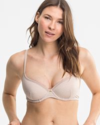 Model trägt Schalen BH mit Bügel in cashew / off white aus der Serie Rebecca, Ansicht von vorne.