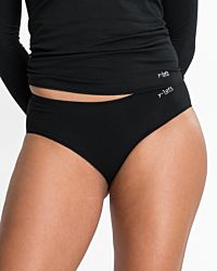 Model trägt Midislip in schwarz aus der Serie Y-loft, Ansicht von vorne.