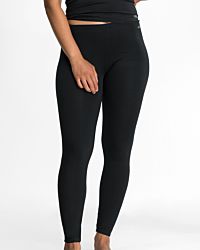 Model trägt Lange Hose in schwarz aus der Serie Y-loft, Ansicht von vorne.