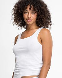 Model trägt Achselhemd in weiß aus der Serie Y-loft, Ansicht von vorne.