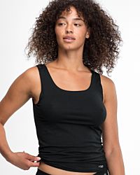 Model trägt Achselhemd in schwarz aus der Serie Y-loft, Ansicht von vorne.