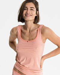 Model trägt Achselhemd in melone / off white aus der Serie Rebecca, Ansicht von vorne.