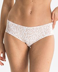 Model trägt Hipster in Leo cashew aus der Serie Ricarda, Ansicht von vorne.