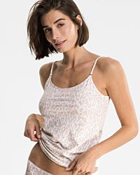 Model trägt Hemd in Leo cashew aus der Serie Ricarda, Ansicht von vorne.