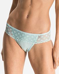 Model trägt Bikinislip in minze aus der Serie Romina, Ansicht von vorne.