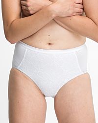 Model trägt Formslip in weiß aus der Serie Shape, Ansicht von vorne.