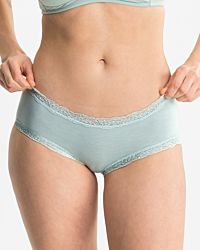 Model trägt Hipster in minze mélé aus der Serie Rahel, Ansicht von vorne.