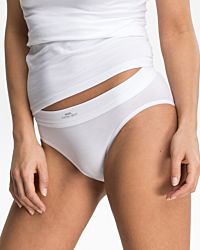 Model trägt Bikinislip in weiß aus der Serie Cotton Sport, Ansicht von vorne.