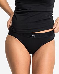 Model trägt Bikinislip in schwarz aus der Serie Cotton Sport, Ansicht von vorne.