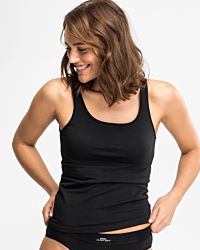 Model trägt Sportyhemd in schwarz aus der Serie Cotton Sport, Ansicht von vorne.