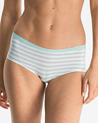 Model trägt Hipster in minze / off white aus der Serie Regina, Ansicht von vorne.