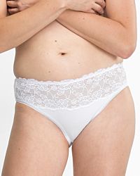 Model trägt Jazzpant in weiß aus der Serie Britta, Ansicht von vorne.