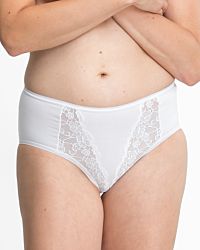 Model trägt Ladypant in weiß aus der Serie Britta, Ansicht von vorne.