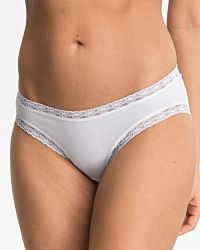 Model trägt Minislip in weiß aus der Serie Nice, Ansicht von vorne.