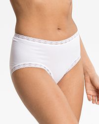 Model trägt Maxislip in weiß aus der Serie Nice, Ansicht von vorne.