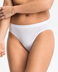 Model trägt Jazzpant in weiß aus der Serie everyday, Ansicht von vorne.