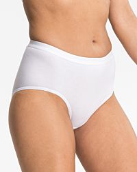 Model trägt Maxislip in weiß aus der Serie everyday, Ansicht von vorne.