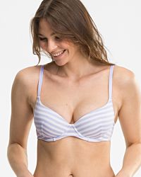 Model trägt Schalen BH mit Bügel in lavendel / off white aus der Serie Regina, Ansicht von vorne.