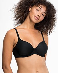 Model trägt Schalen BH Spacer Cup in schwarz aus der Serie Magic hip, Ansicht von vorne.