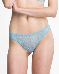 Model trägt Brazilstring in shark aus der Serie Lacy, Ansicht von vorne.