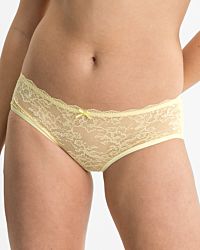 Model trägt Low Hip in zitrone aus der Serie Lacy, Ansicht von vorne.