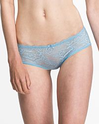 Model trägt Low Hip in shark aus der Serie Lacy, Ansicht von vorne.