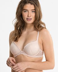 Model trägt Push up BH mit Bügel in lychee aus der Serie Lacy, Ansicht von vorne.