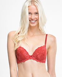 Model trägt Push up BH mit Bügel in pepper aus der Serie Lacy, Ansicht von vorne.