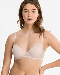 Model trägt Schalen BH mit Bügel in lychee aus der Serie Lacy, Ansicht von vorne.