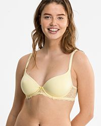 Model trägt Schalen BH mit Bügel in zitrone aus der Serie Lacy, Ansicht von vorne.