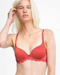 Model trägt Schalen BH mit Bügel in pepper aus der Serie Lacy, Ansicht von vorne.