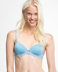 Model trägt Schalen BH mit Bügel in shark aus der Serie Lacy, Ansicht von vorne.