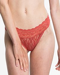 Model trägt String, Triangleform in pepper aus der Serie Lacy, Ansicht von vorne.