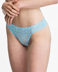 Model trägt String, Triangleform in shark aus der Serie Lacy, Ansicht von vorne.