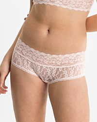 Model trägt Low Hip in lychee aus der Serie Lacy, Ansicht von vorne.